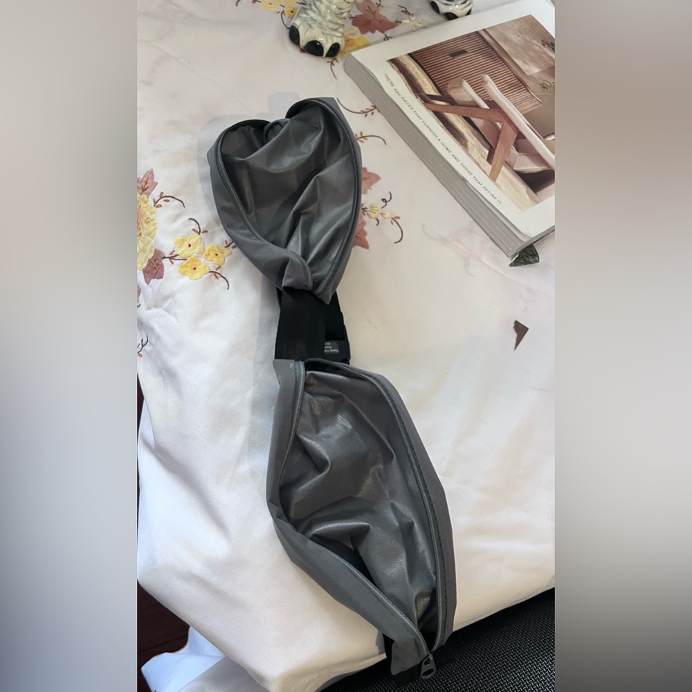 Sakar international mini hip pack